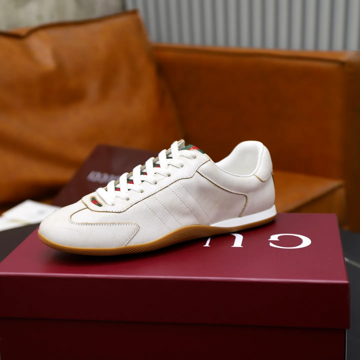 Ex-factory price: 580💰💰Gucci Shift series couple's sports shoes ❗❗ The Gucci Shift series is newly launched, with a lightweight design that reinterprets sports style. The neat silhouette adds a sense of freedom and exudes sophistication when moving. The webbing detail runs like an endless ribbon throughout the design, and the side seam details add a finishing touch. ❗Original development ❗Washed effect cowhide upper ❗Two-color Tpu outsole ❗Size: Female 35-41 Male 39-45